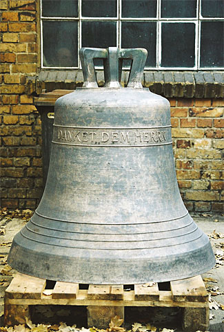 Eine der neuen Glocken, Lauchhammer im Oktober 2003